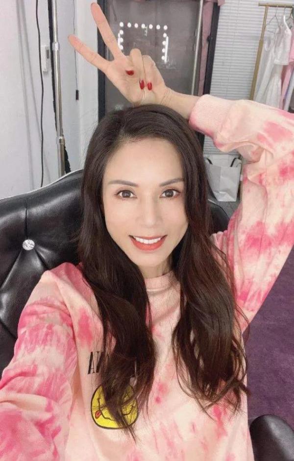 55歲“逆生長”女神李若彤，面板依舊白皙光滑，護膚秘籍趕緊學