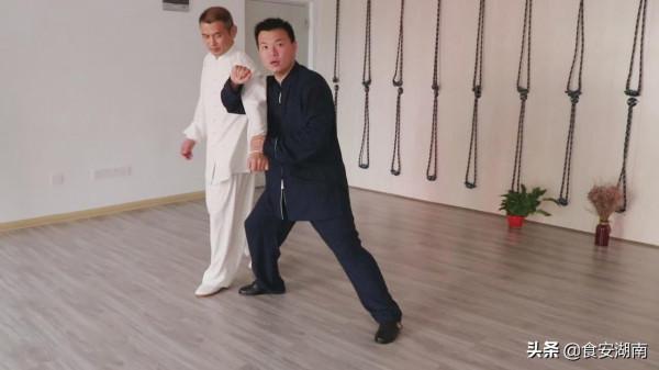 太極單手側面纏絲功是一種複合勁，攻防一起，防守與攻擊同時發動