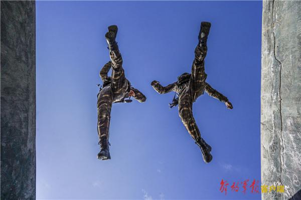 炫酷！帶你去看武警特戰隊員真打實練