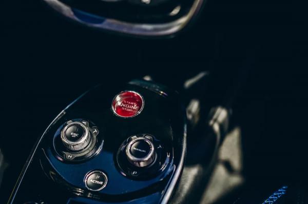 這輛跑車帶給我的全新認知，居然是豪華、舒適和足夠便宜