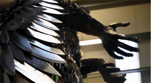 悲傷的“刀天使”用10萬把“兇刀”打造,每把背後都有一個受害者 悲傷的“刀天使”用10萬把“兇刀”打造,每把背後都有一個受害者