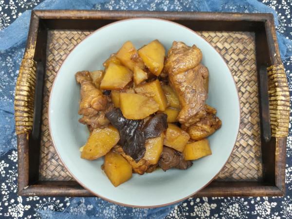 生長在泰山腳下的一種野生菌，當地人用來燉雞吃，出鍋太香了