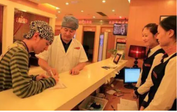 “三毛”長大了!8歲成名,14歲禿頂,34歲變帥哥,植髮挨300多針 “三毛”長大了!8歲成名,14歲禿頂,34歲變帥哥,植髮挨300多針