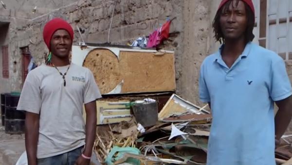 非洲天才手藝人,用汽油桶建房子,幾個小時就建好一棟“小別墅” 非洲天才手藝人,用汽油桶建房子,幾個小時就建好一棟“小別墅”