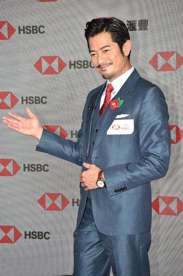 56歲郭富城“不服老”，西裝造型時髦帥氣，和34歲的妻子很般配