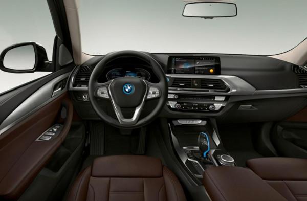 30多萬買純電車，是買特斯拉撐面子還是選擇更實用的寶馬？