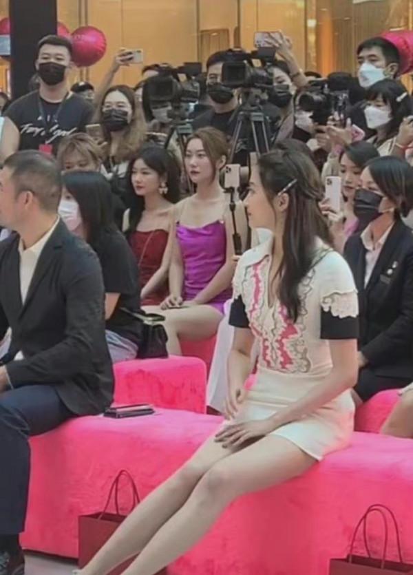 關曉彤“胖”成大媽罕見翻車!穿緊身裙氣質差,和娜扎同臺真尷尬 關曉彤“胖”成大媽罕見翻車!穿緊身裙氣質差,和娜扎同臺真尷尬