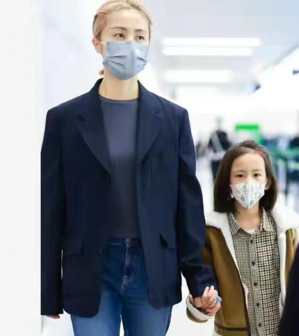 黃磊老婆新造型像“換臉”顏值慘跌!染女團髮色走機場,意外顯老 黃磊老婆新造型像“換臉”顏值慘跌!染女團髮色走機場,意外顯老