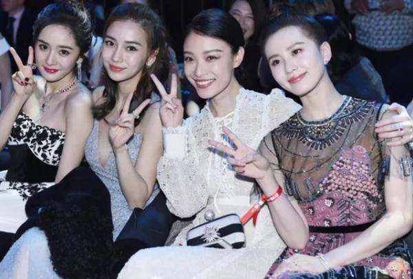 倪妮楊穎合影引熱議,氣質氣場差距大,瀏覽量超1000萬 倪妮楊穎合影引熱議,氣質氣場差距大,瀏覽量超1000萬