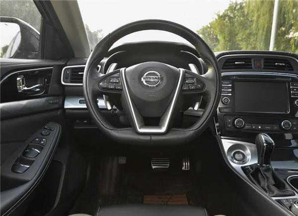 車300：外觀不輸凱美瑞，一年賣出8臺，日產這款車直接停產退市