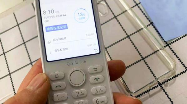 戒網癮用還是老人用，體驗這款小尺寸直板智慧手機，還是實用至上