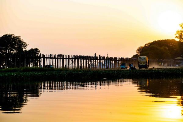 緬甸有座柚木做的橋，未使用一顆鐵釘，是世界十大最美日落地之一