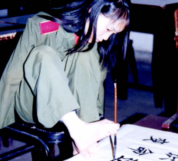 無臂女孩李智華:用腳寫書法獲全國大獎,專家:不夠格,是鬼畫符 無臂女孩李智華:用腳寫書法獲全國大獎,專家:不夠格,是鬼畫符