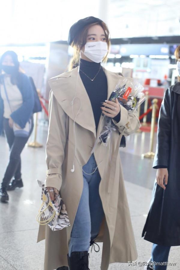 張紫寧街拍:戴帶蓓蕾清新時尚,把玩禮物專心致志 張紫寧街拍:戴帶蓓蕾清新時尚,把玩禮物專心致志