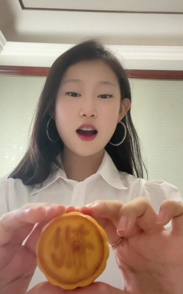 小瀋陽女兒曬唱歌影片！14歲沈佳潤顏值逆襲，戴超大耳環氣質高階