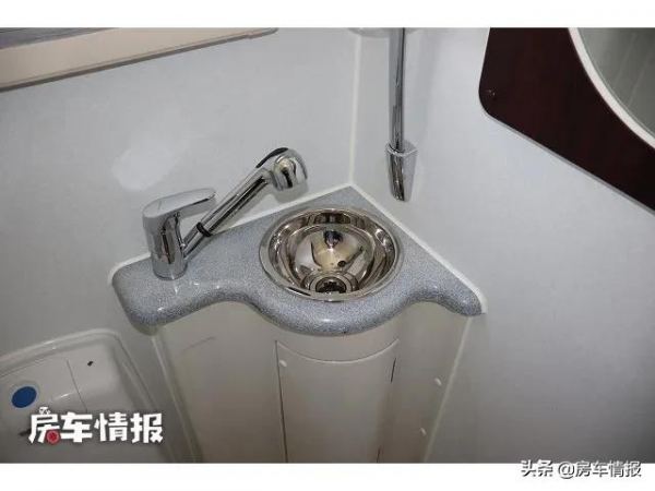 豐田中巴房車,4.0L柴油動力足,大空間像家一樣三代同堂也住得下 豐田中巴房車,4.0L柴油動力足,大空間像家一樣三代同堂也住得下