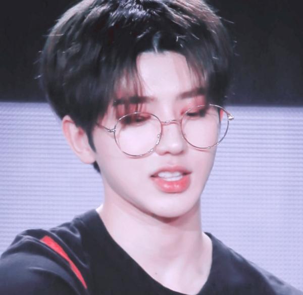 男星為了變白，塗粉底比女星塗得還白還厚，身為黃面板委屈他們了