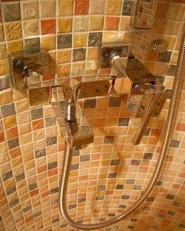 老爸為了省錢用磚砌淋浴房，朋友都吐槽說：像棺材，氣炸了