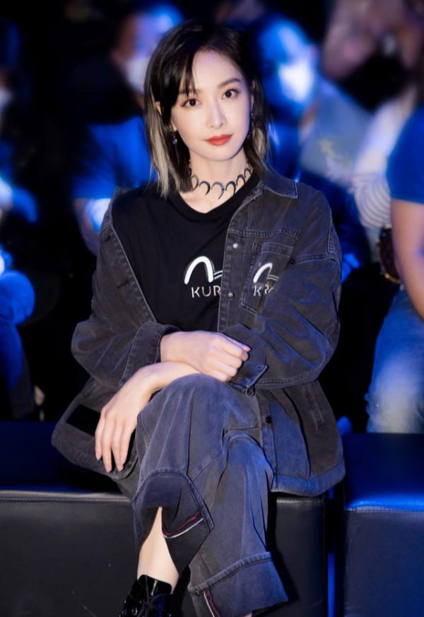 牛仔套裝怎麼穿才不平庸？宋茜內搭露腰裝場邊看秀，時髦又顯身材