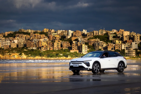 全國首例特斯拉退一賠三；蔚來ET7準備量產；小鵬新SUV諜照曝光；