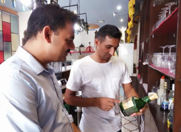 華人在迪拜生活，體會什麼是種族優越感，最爽的莫過印度人