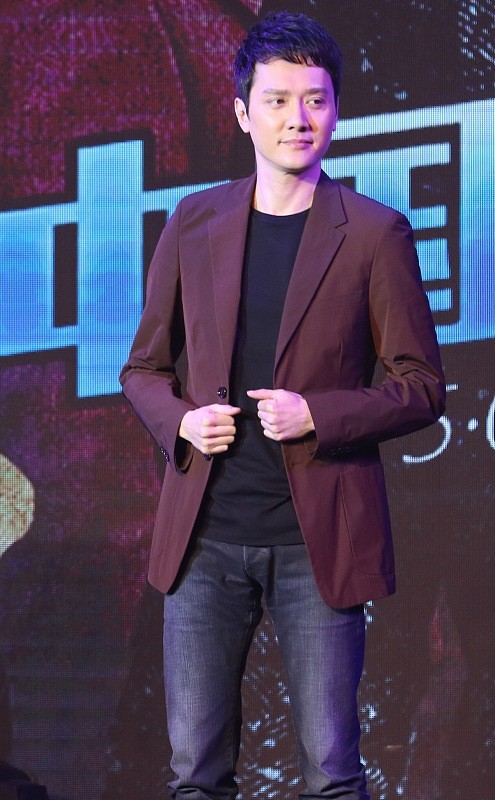 馮紹峰變化挺大，眼神好疲憊，看著有點蒼老，穿西裝都提不起氣質