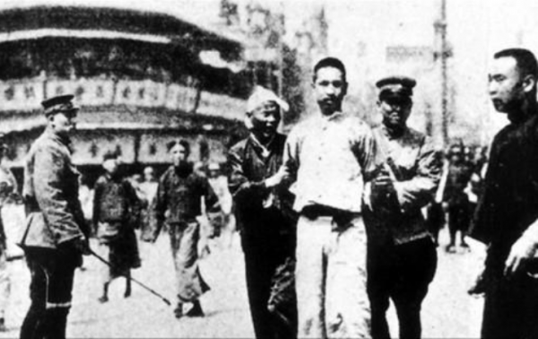 一張令人淚目的全家福:拍照時英雄已犧牲,妻子懷抱幼兒支撐著他 一張令人淚目的全家福:拍照時英雄已犧牲,妻子懷抱幼兒支撐著他