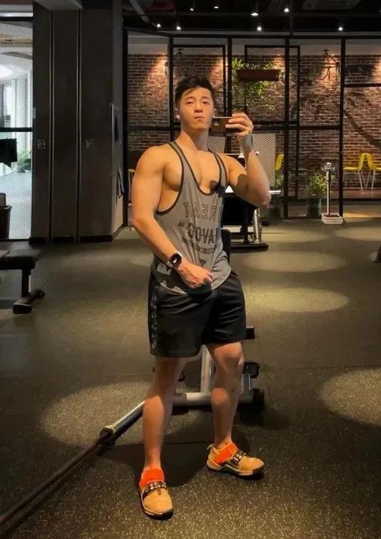 很多人不知道他是健身教練