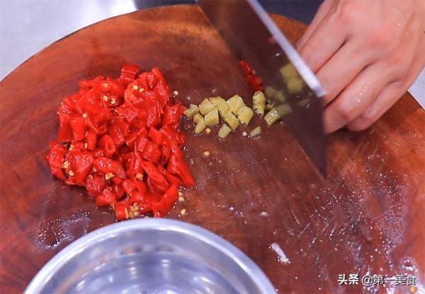 簡單又營養的肉末金針菇，廚師長教你這一招，酸辣入味，拌飯一絕