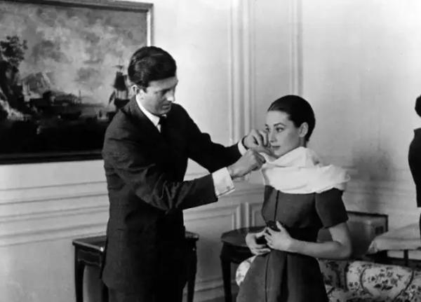 紀梵希有多愛赫本？26歲初見，42年沒名沒分，他一生未娶守護到老