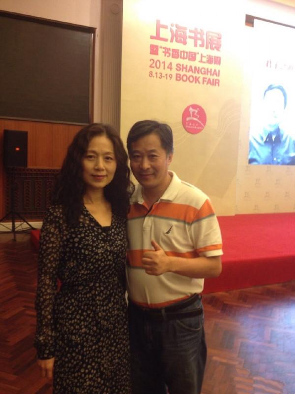 奔六的馬蘭依然很美,黑色系穿搭高雅貴氣,和餘秋雨甜蜜如新婚 奔六的馬蘭依然很美,黑色系穿搭高雅貴氣,和餘秋雨甜蜜如新婚