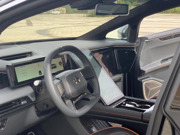 試駕高合HiPhi X六座版:3.9秒破百的眩暈感很“上頭” 試駕高合HiPhi X六座版:3.9秒破百的眩暈感很“上頭”