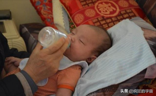 地鐵上寶媽正在餵奶,被一男乘客辱罵“不要臉”,媽媽的回應絕了 地鐵上寶媽正在餵奶,被一男乘客辱罵“不要臉”,媽媽的回應絕了