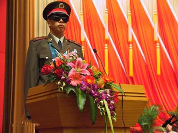 他曾是王治郅隊友，18歲被炸瞎雙眼不認命，為國家奪3枚殘奧金牌