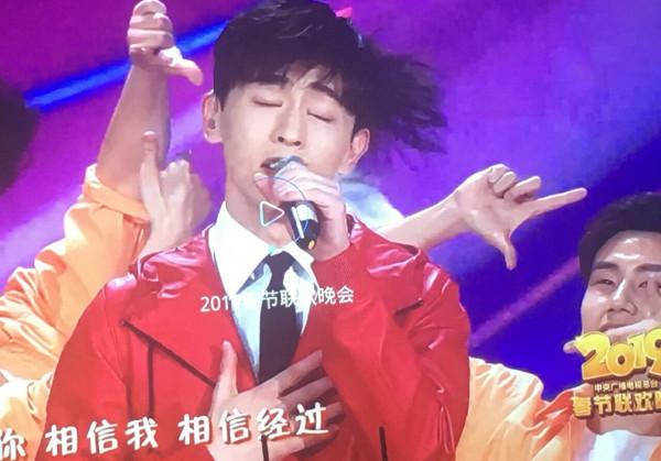 還以為鄧倫坐樹上了,盤點鄧倫那些搞笑的錯位神圖 還以為鄧倫坐樹上了,盤點鄧倫那些搞笑的錯位神圖