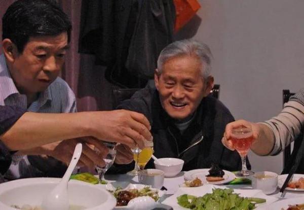 飯桌上輪到你敬酒時,不知道怎麼說?記住這4句就夠了 飯桌上輪到你敬酒時,不知道怎麼說?記住這4句就夠了