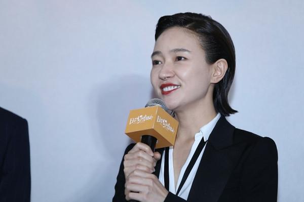 中性風太顯嫩?30+的焦俊豔利落短髮配西裝,挺有“小女孩”氣 中性風太顯嫩?30+的焦俊豔利落短髮配西裝,挺有“小女孩”氣