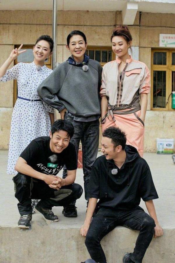 倪萍引領一波“奶奶時尚”，穿衛衣內搭花襯衫時髦減齡，值得借鑑