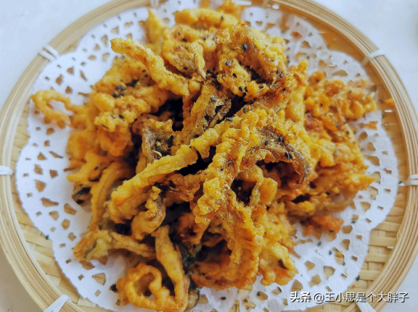 炸蘑菇時，別用雞蛋調麵糊，牢記2個技巧，酥脆可口，放涼照樣脆