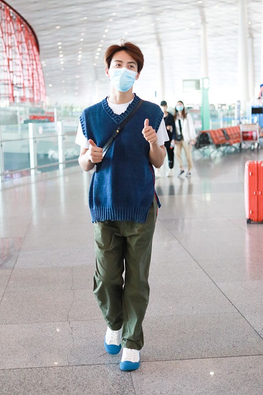 馬天宇人氣下滑？白T配馬甲看著挺低調，但是顏值真沒怎麼變