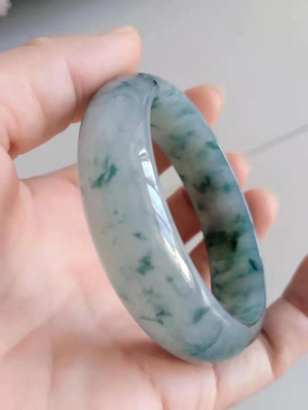 (翡翠鑑賞107期)寶主35000買下的飄花平安鐲,如今價值幾何? (翡翠鑑賞107期)寶主35000買下的飄花平安鐲,如今價值幾何?