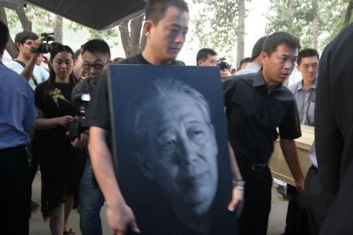 “傅明”文興宇：9歲喪父，妻子比他小6歲，一天三包煙患癌去世