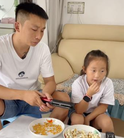 “逼瘋”父親漲粉百萬，央視點名表揚的三石父女，究竟有何魔力？