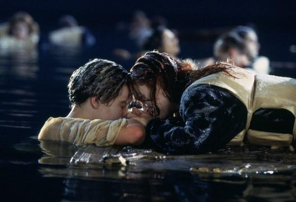 《長津湖》取代《戰狼》票房登頂,但高票房電影幾乎沒有愛情片 《長津湖》取代《戰狼》票房登頂,但高票房電影幾乎沒有愛情片