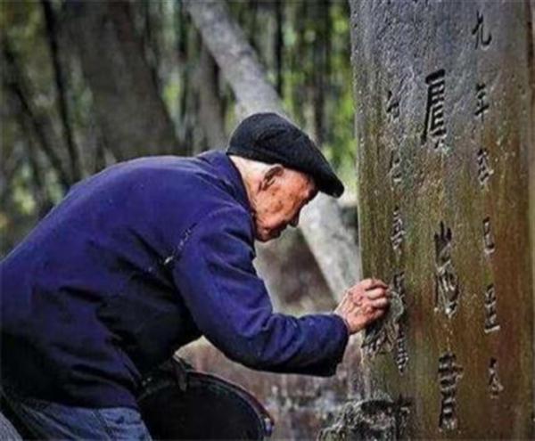 山東老人信守諾言,為抗日無名英雄守墓長達74年,92歲時奇蹟出現 山東老人信守諾言,為抗日無名英雄守墓長達74年,92歲時奇蹟出現