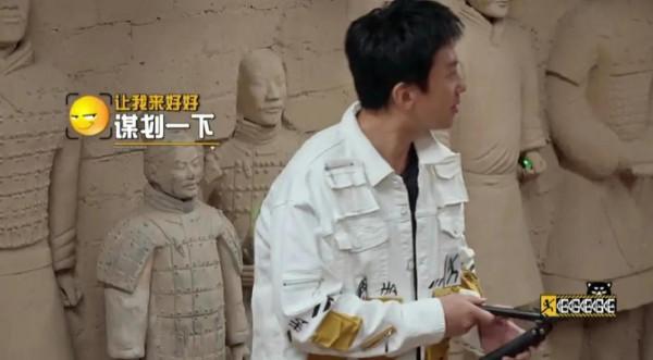 哈哈哈哈哈：五哈團上演嚇人大作戰，鹿晗被嚇到三連摔