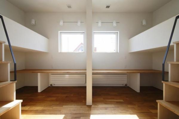 一間兒童房，雙床都抬高，又架出來2個學習區，2個孩子住也不擠