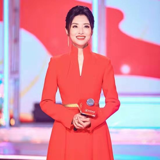 周濤友情助陣！一襲紅色華服領跑北京春晚，伙食太好卻曝光小肚子