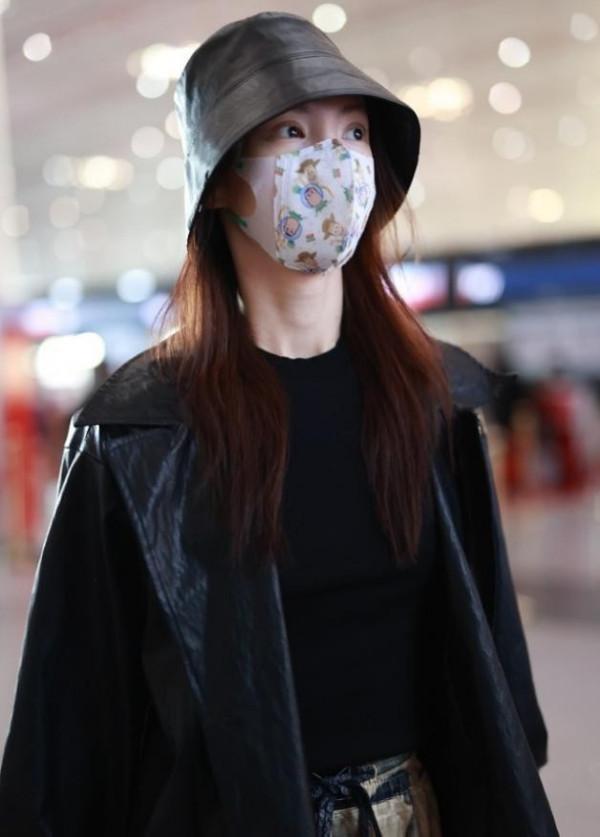 金晨把夾克穿出了高階感,配印花褲顯得率性又時尚,藏不住精緻感 金晨把夾克穿出了高階感,配印花褲顯得率性又時尚,藏不住精緻感