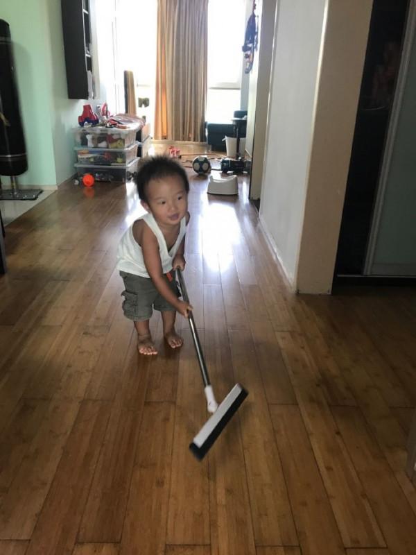 詩配畫 寶寶從小愛勞動（二）